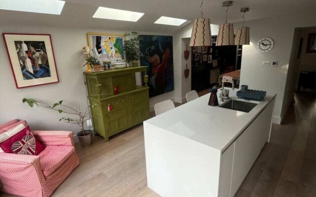 Stylish and Spacious 2 Bedroom House in Brixton