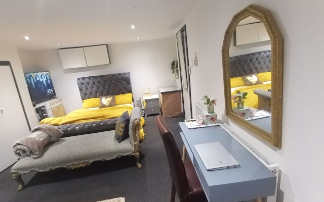 Beautiful En-suite Studio in Leeds -lower Floor