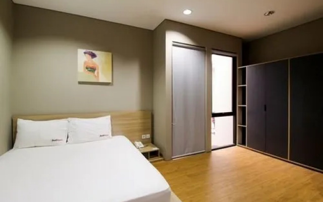 RedDoorz Plus @ Permata Karawaci