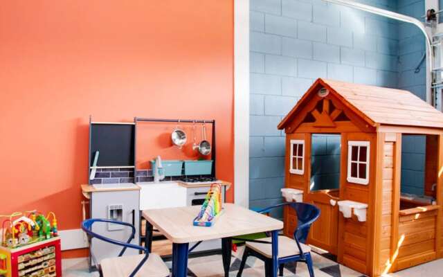 Stylish Family Home Sleeps 22 Enc101