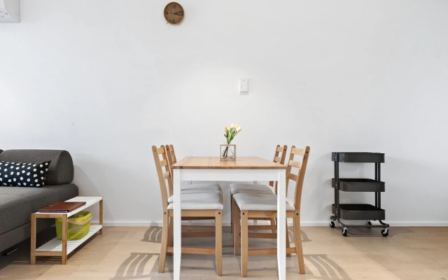 Indie, 2BDR Docklands Apartment