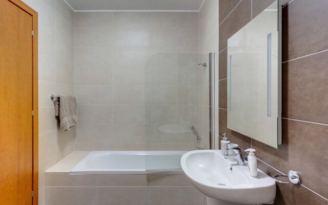 Centric and Spacious Apartment With Wifi and Balcony