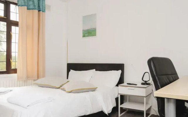 Room in Guest Room - Big Double Room in Coventry
