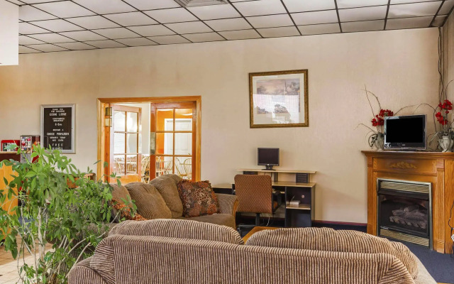 HomeTowne Studios by Red Roof Denver, PA