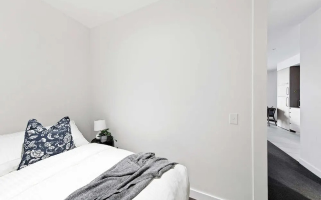 A Lovely 2BR Apt Near Victoria Market, City Views – Guest Rooms – Melbourne