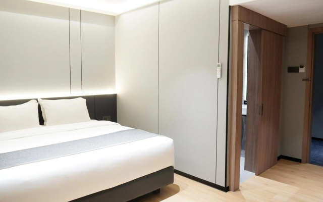 New Hollywood Hotel – Guest Rooms – Pekanbaru