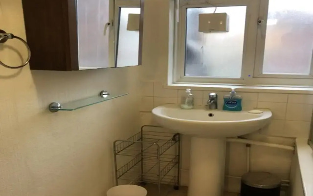 1 Bed-sleeps 4-free Parking-15 Min to Putney