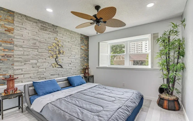 ~ 2 Blocks to Beach: Galveston Group Getaway!