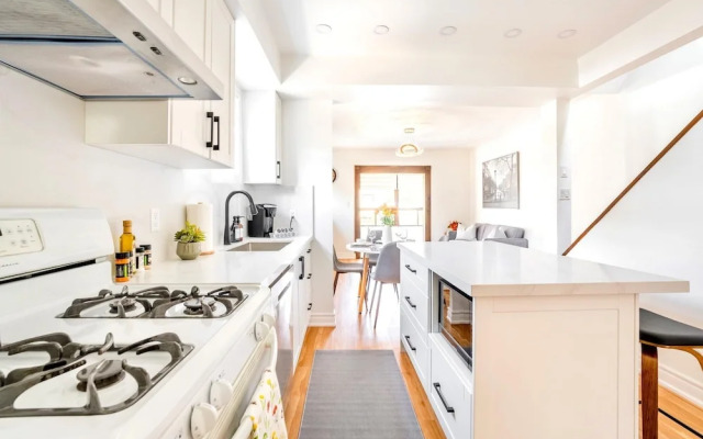 3BR Townhouse - St Clair West Village w Parking