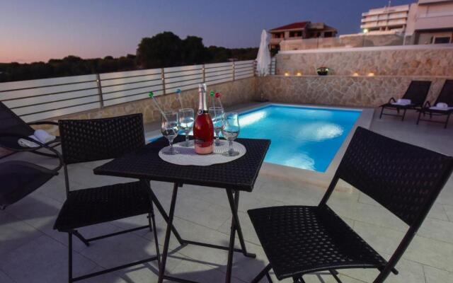 Funtastic C Apartments for 12, Private & Heated Pool