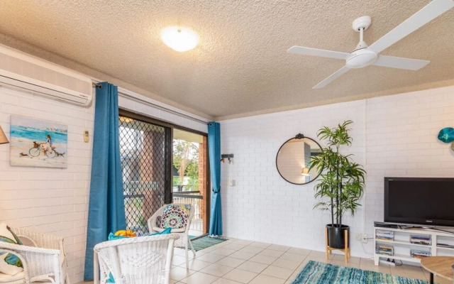 Air Conditioned Unit Stones throw to the Waterfront.