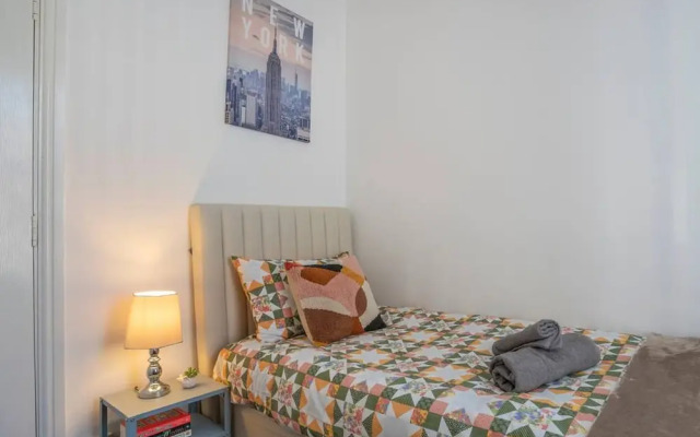 Spacious 3 Bed Flat-free Parking