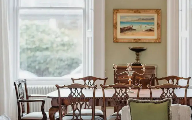 Prestigious Townhouse close to Princes Street