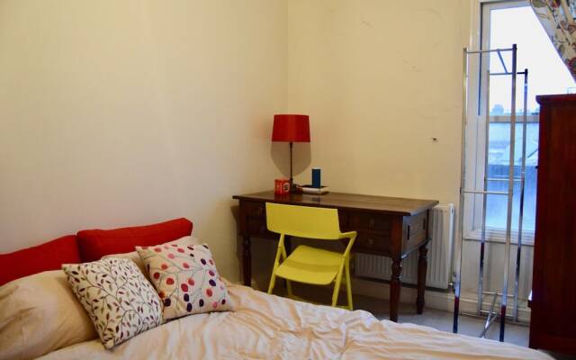 Stylish 2 Bedroom Flat In Putney