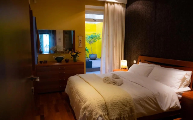 Valletta Collection - Merchant Str Apartment with large yard