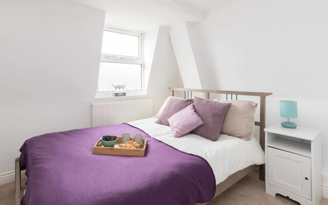 Homely Attic Apt in Central Bristol Sleeps 6