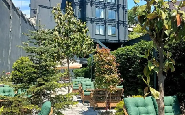 Porta Romanos Hotel