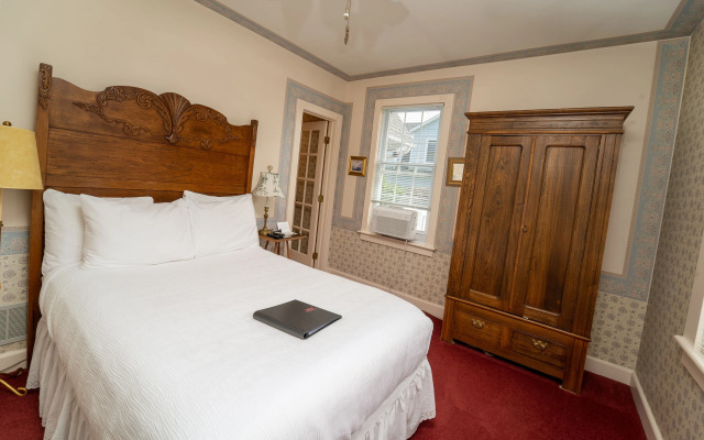 Yelton Manor Bed & Breakfast