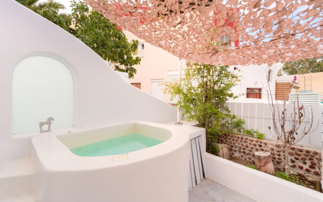 The Muse Of Santorini - Hot Tub Suites