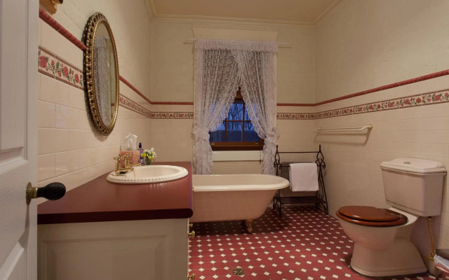 Rawson's Retreat - Five Bedroom Home - Walk CBD - Includes Breakfast