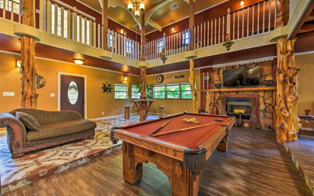 Spacious Conroe Home w/ Foosball & Pool Table!