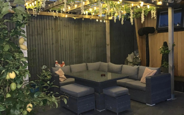 Linda's Annex-NEWLY BUILT separate entrance!!