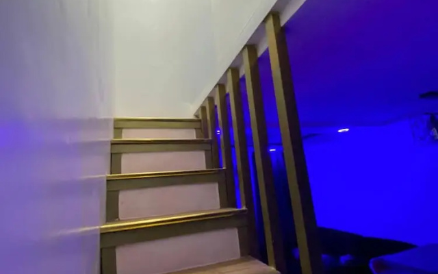 Golden Loft With Mood Lighting,stylish Staycation Loft Fast Wi-fi, Soft Couch — фото 4