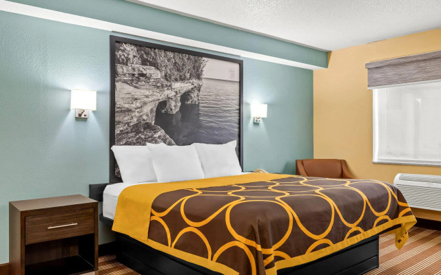 Super 8 by Wyndham Osseo WI