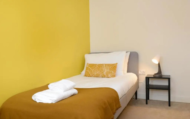 City centre 4 bedroom town house with parking A