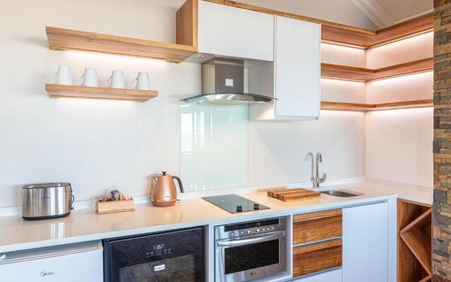 Boardwalk Lodge - Luxury Studio 2 - King Beds