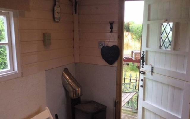 1bed Cabin Sleeps 2- Parking,fireplace,garden,pets