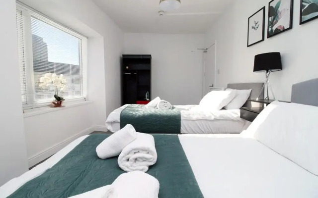 Comfortable 5-bedroom Home Free Parking