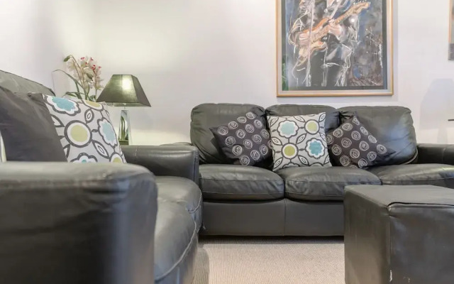 2 Bedroom Flat With Balcony In Chelsea