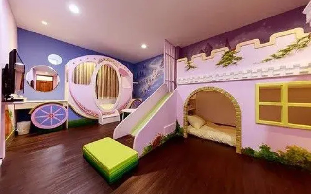Music Hall 2 building nest
