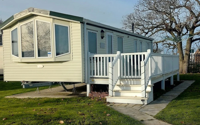 3-bed Homely Modern Caravan in Clacton-on-sea