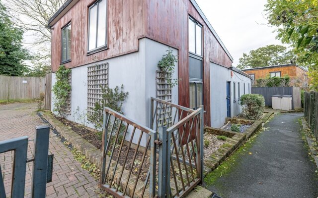 Quirky 3 Bdr 2 Bath Cottage with Parking