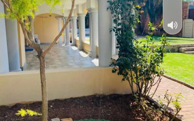 Selina Airport Lodge #Emzini