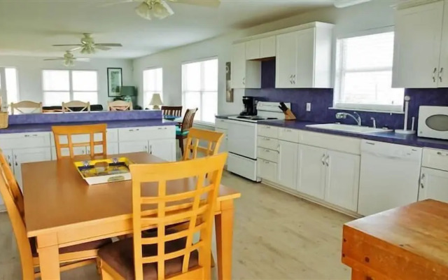Spacious Retreat W/expansive Yard & Beach Access!