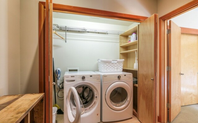 FOUR Condo with Columbia River Gorge View and Hot Tub by RedAwning