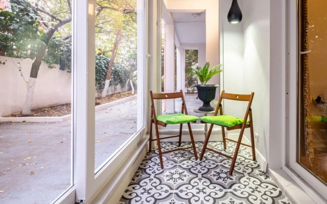 Central Flat With Backyard in Besiktas