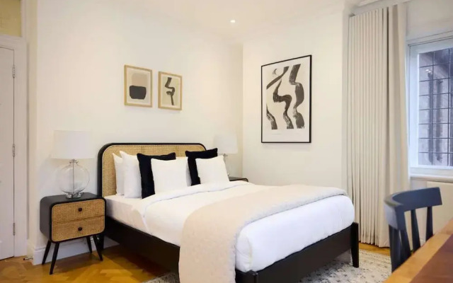 The Charm of Chelsea - Modern 4bdr With Shared Courtyard