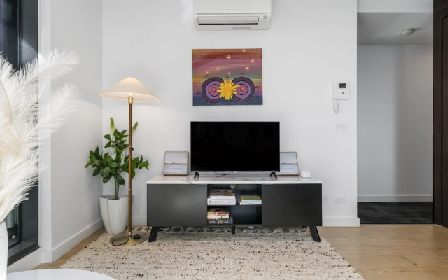 Sleek Southbank 2-bed Apartment With Balcony Views – Guest Rooms – Melbourne