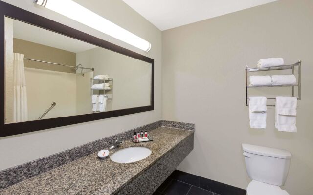 Clarion Inn Des Moines Airport