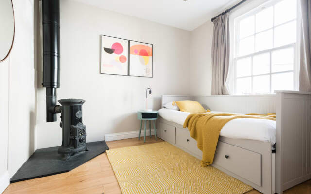The Navy Court - Scandinavian Inspired 4BDR Central Home