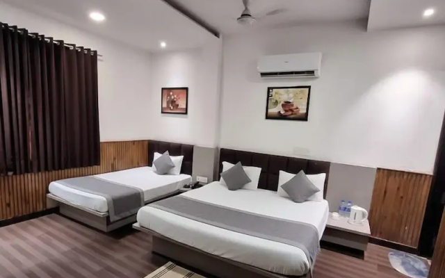 Hotel Shri Sai Deluxe - 1 Min from Adarsh Nagar Metro | Couple, Business, and Family Friendly