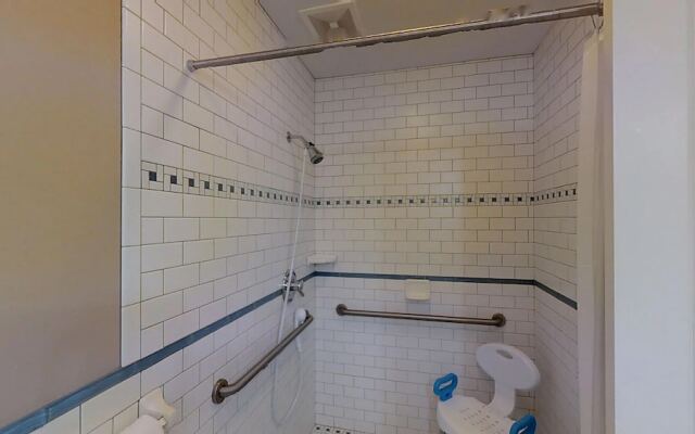 The Tides Inn in Lincoln City 4 Br home by RedAwning