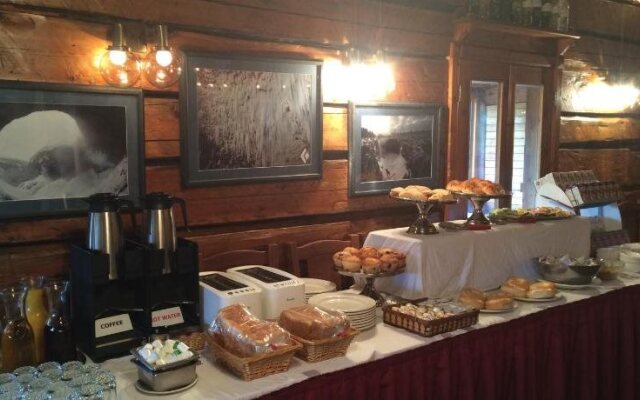 Helmcken Falls Lodge