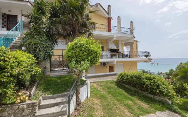 Poseidon Seafront Apartment by Rentalspro