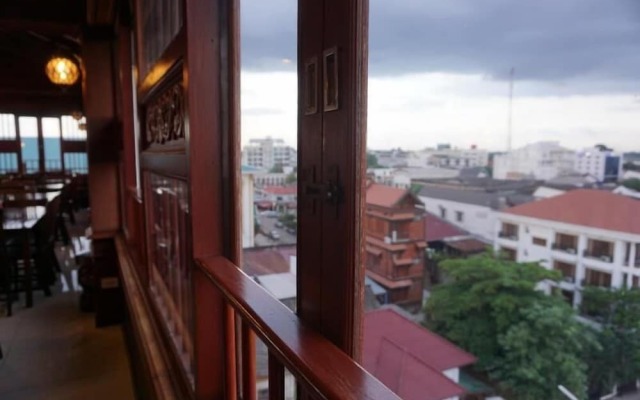 Manorom Classy Hotel
