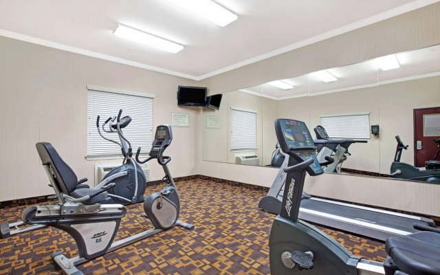 Super 8 by Wyndham IAH West/Greenspoint